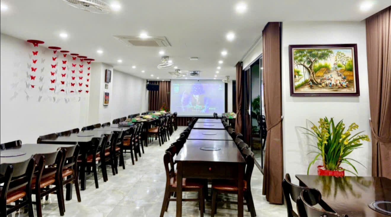 Phòng tiệc rộng rãi có máy chiếu & tranh dân gian