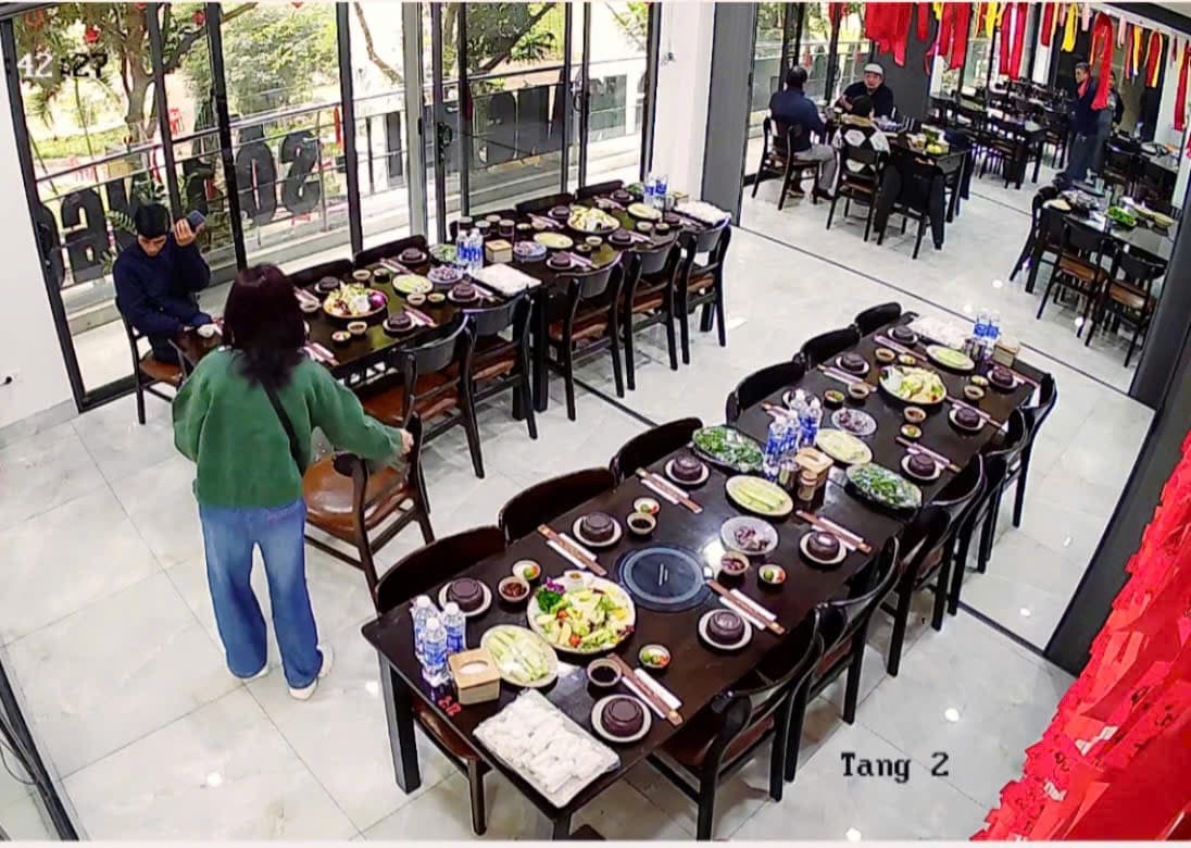 Bàn tiệc Tầng 2 ngập tràn món ngon view cửa kính
